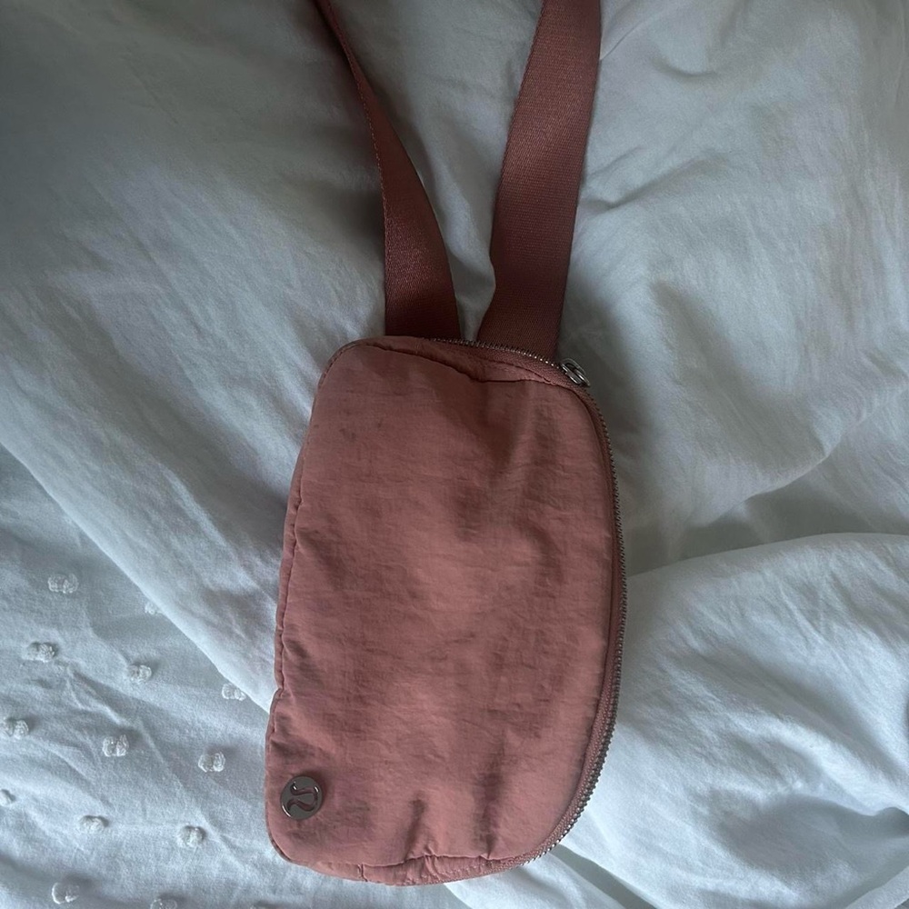 lululemon belt bag (salmon)